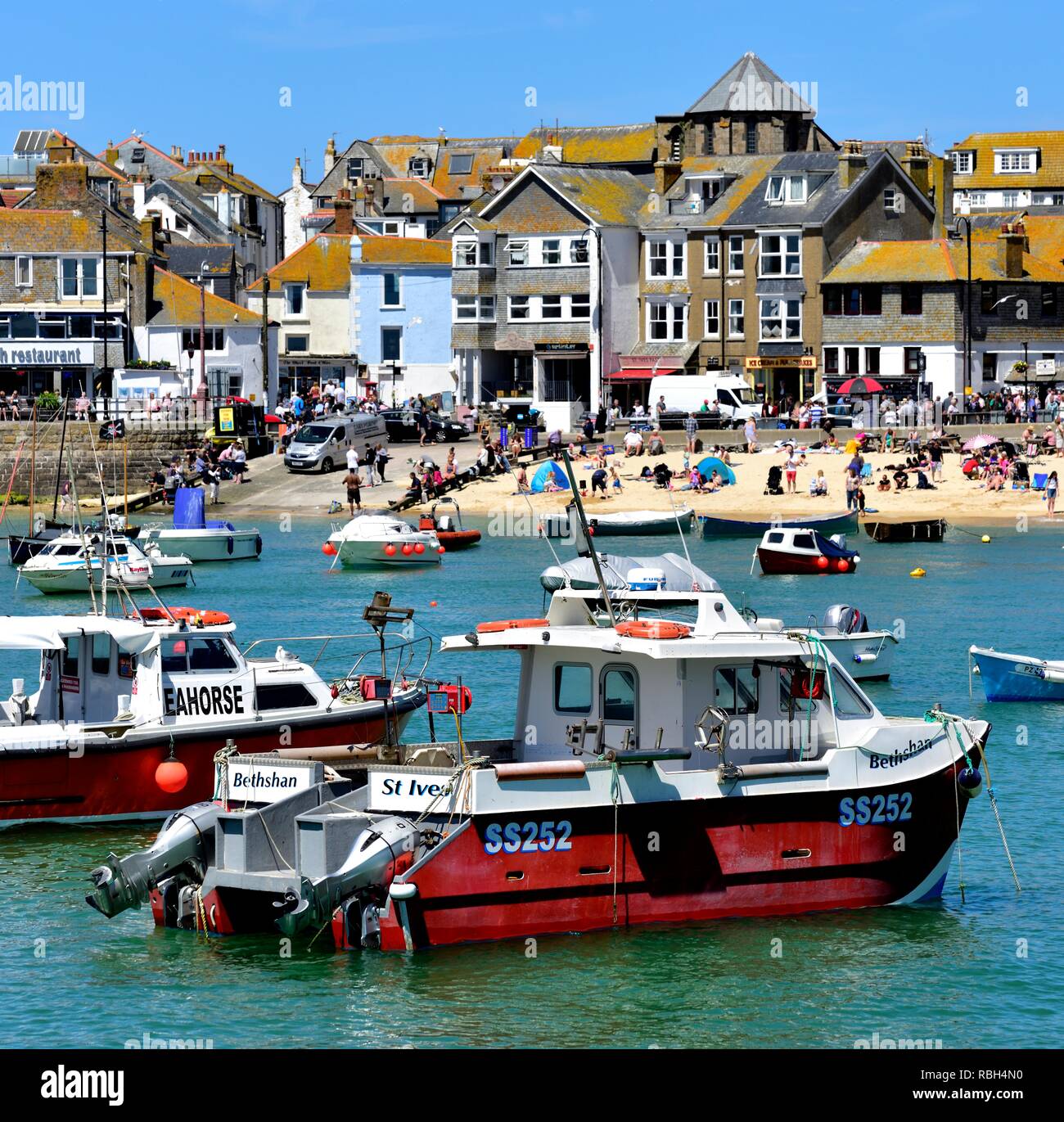 Bateaux de pêche dans le port de St Ives, Cornwall, Angleterre, Royaume-Uni Banque D'Images