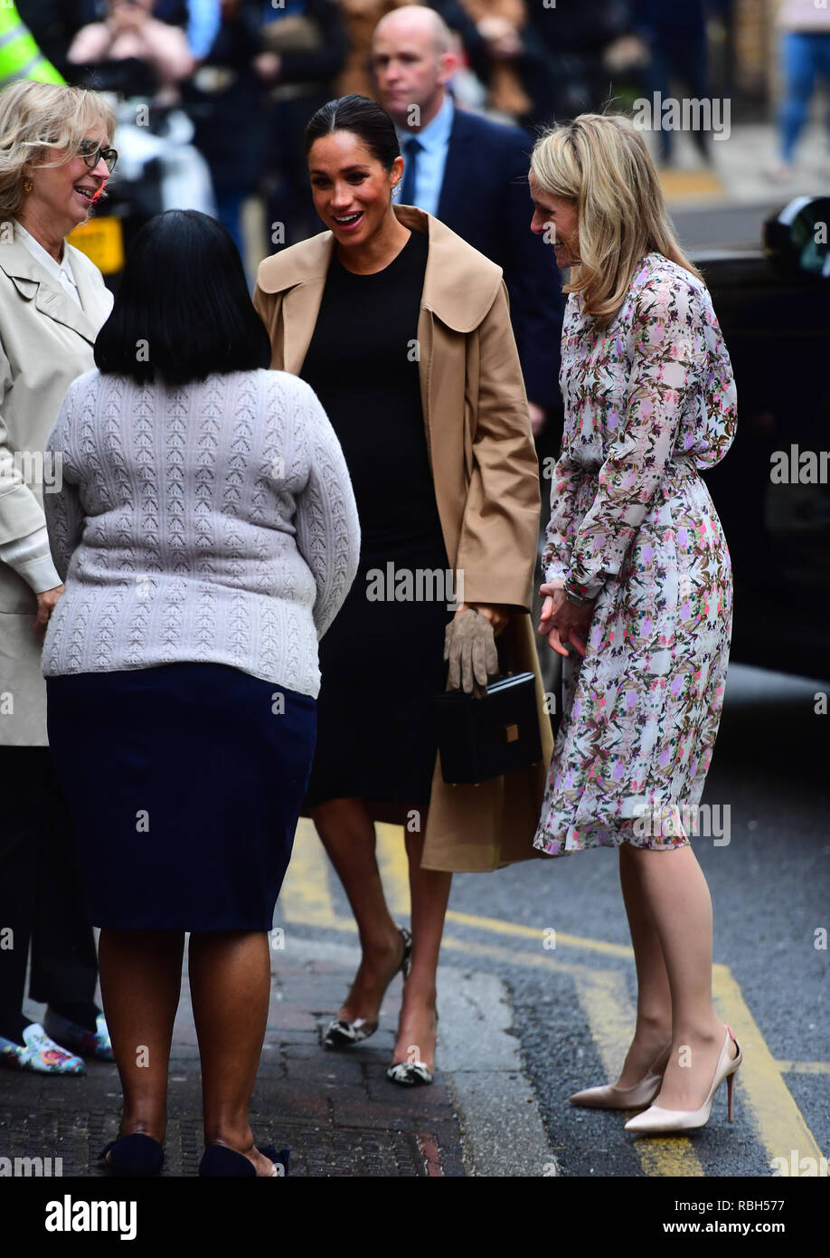Kate Stephens (à droite), PDG de Smart Works se félicite de la duchesse de Kent (au centre) lors de son arrivée pour une visite à Smart fonctionne, à Londres, le jour qu'elle est devenue leur protecteur, ainsi que d'honneur du Théâtre National, l'Association des universités du Commonwealth, et le bien-être des animaux de bienfaisance, Mayhew. Banque D'Images