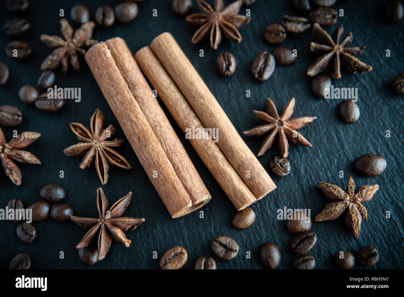 Fond épicé. Thème de Noël. Les couvercles de la cannelle, les grains de café et d'anis étoilé. Banque D'Images