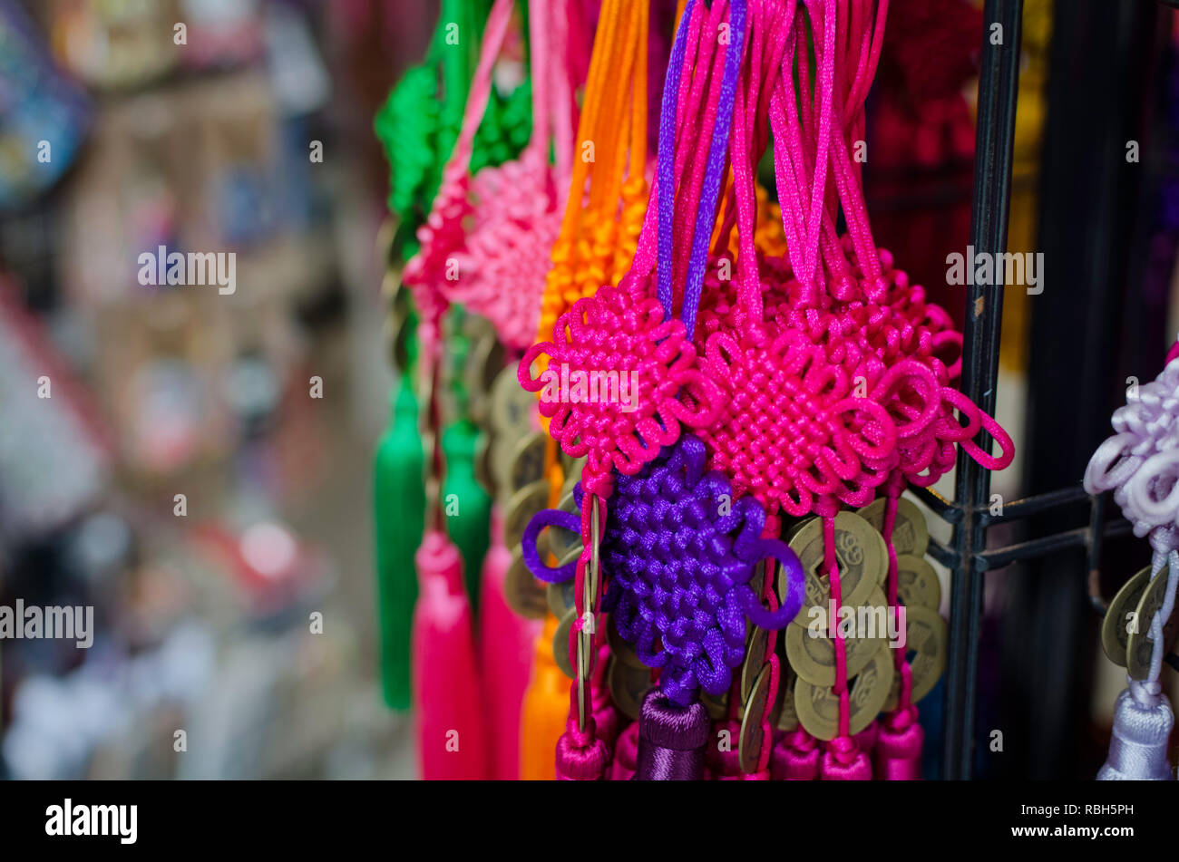 Décoration Feng Shui dans un marché dans le quartier chinois pour le Nouvel An chinois Banque D'Images