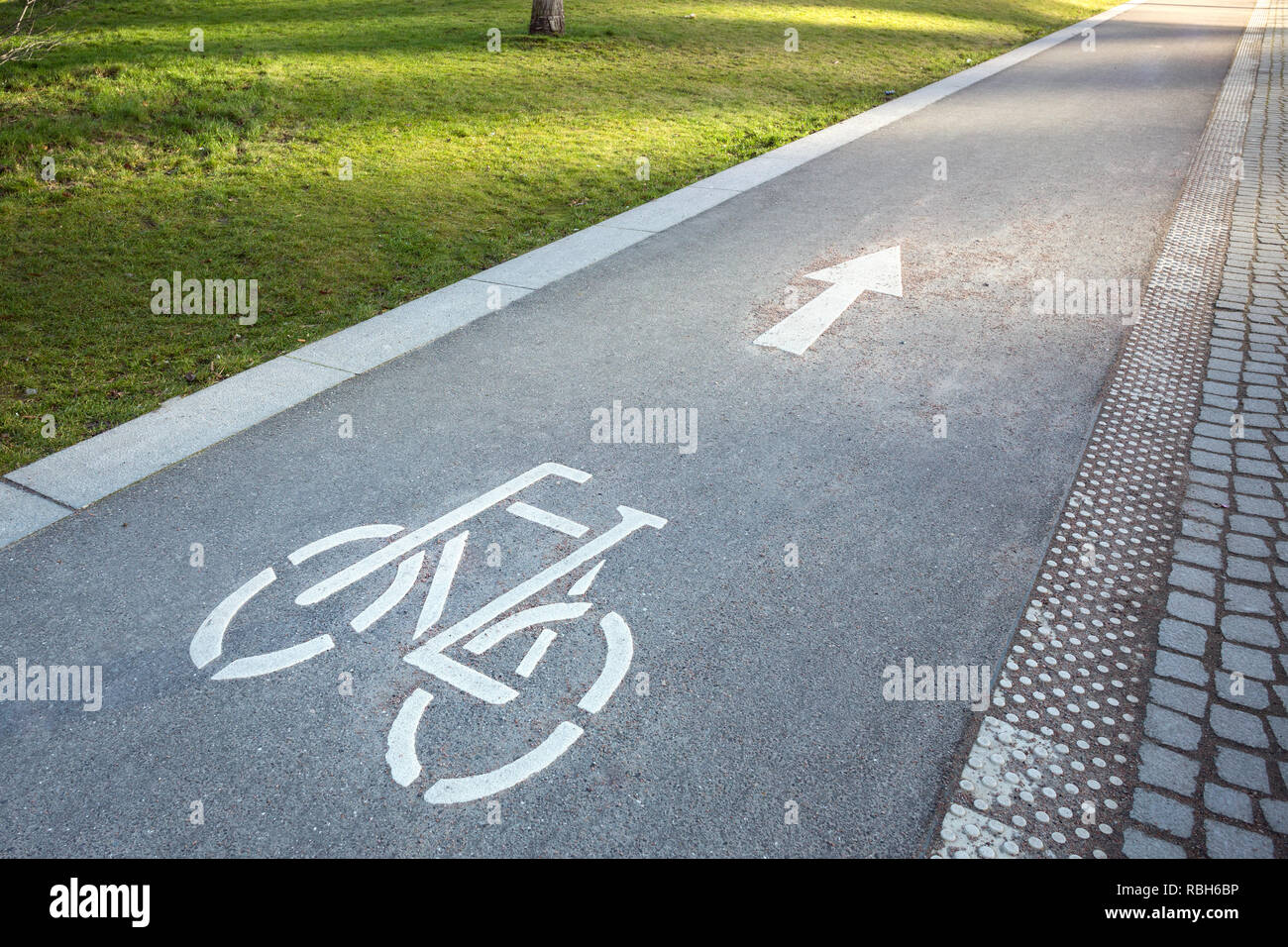 Cycle path avec pictogramme vélo et flèche comme système de guidage Banque D'Images