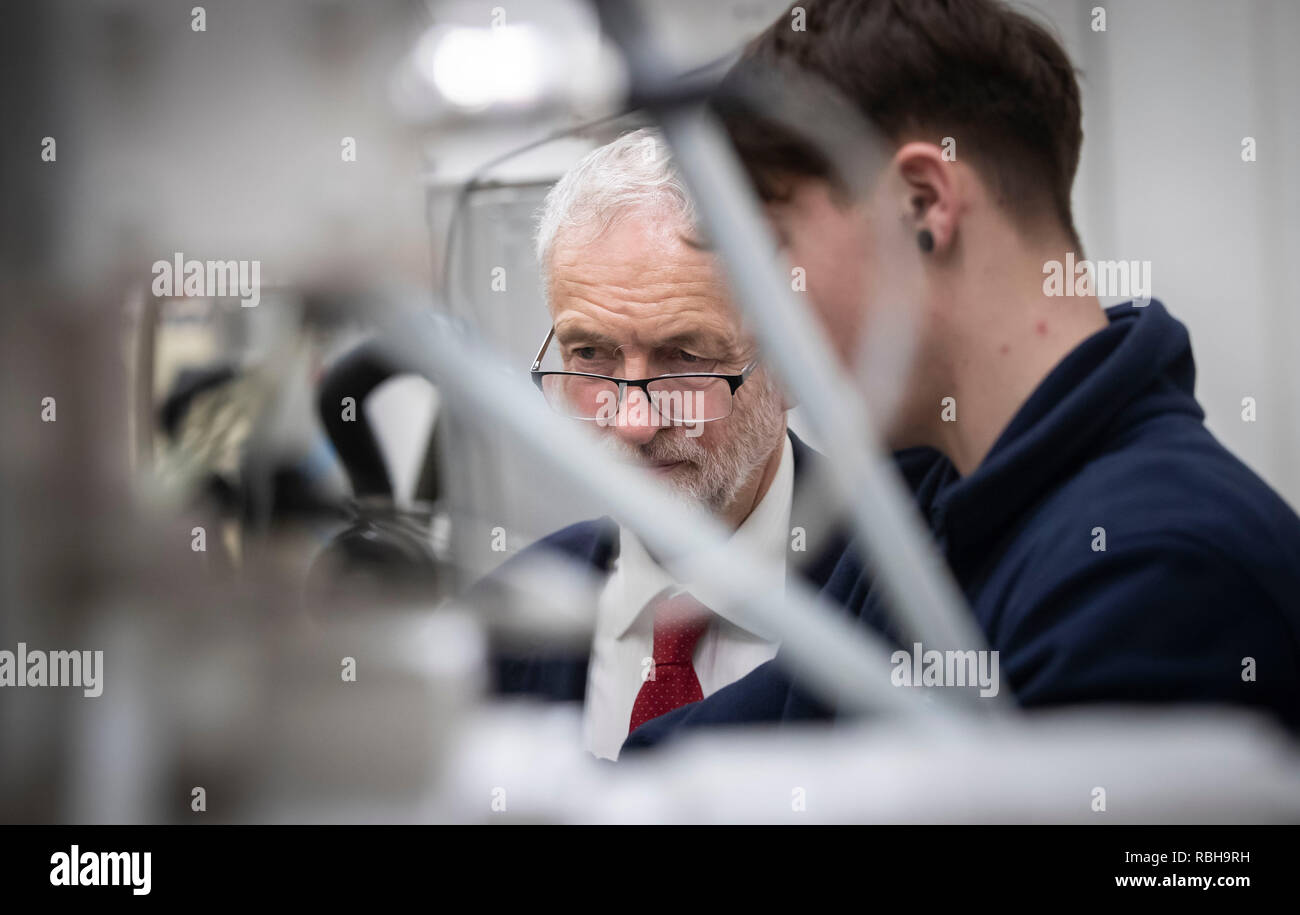 Leader du travail Jeremy lors d'une visite à l'OE Electrics à Wakefield. Banque D'Images