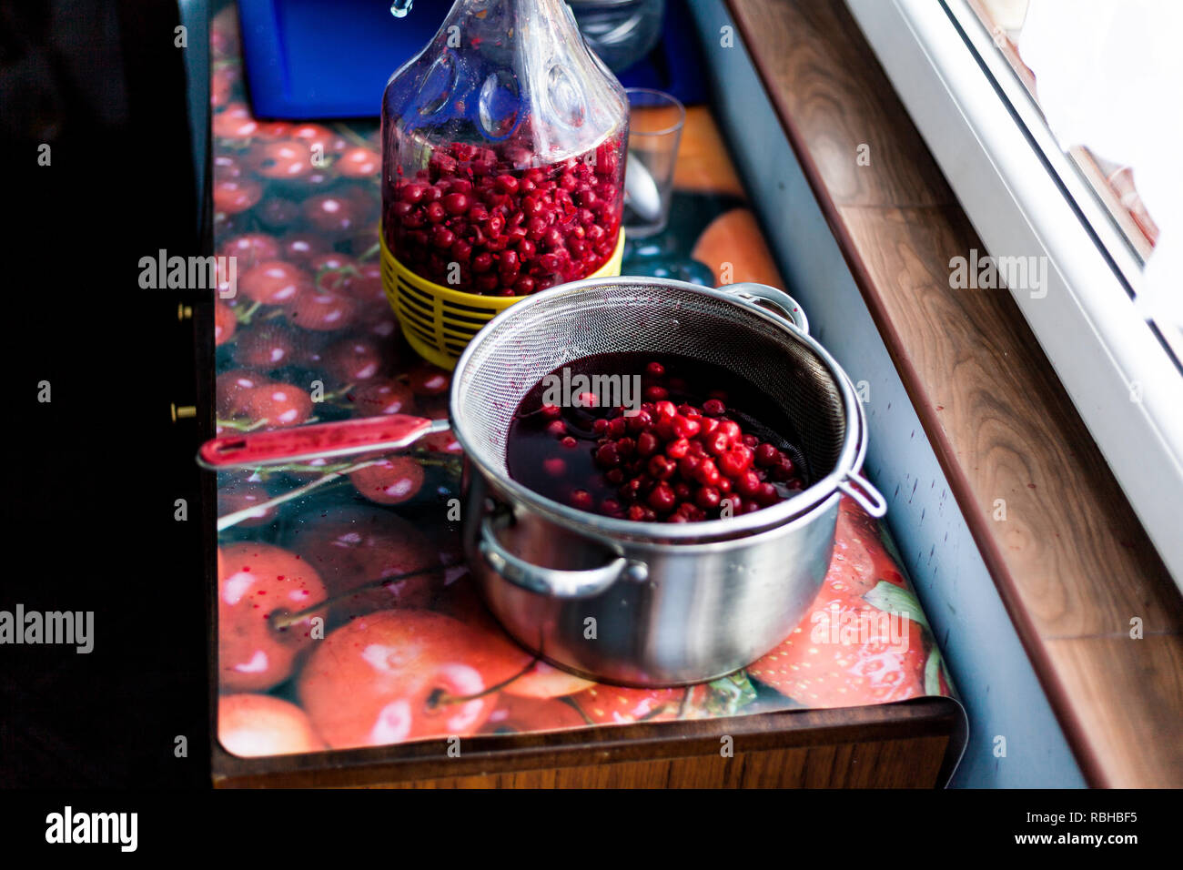 La préparation des cerises pour faire un gâteau. Les cerises dénoyautées dans une casserole avec de l'eau. Les délicieuses cerises biologiques sur la table Banque D'Images