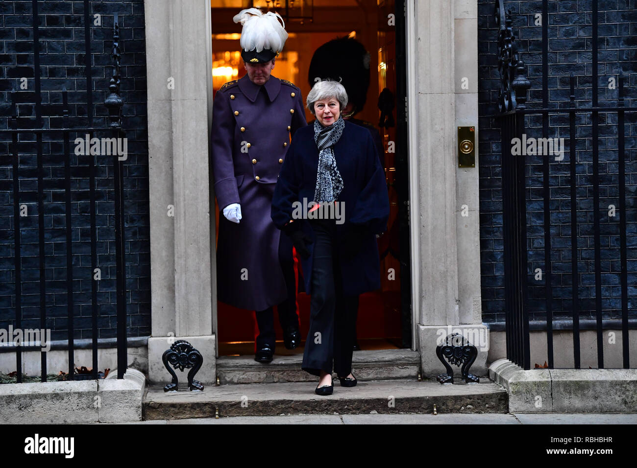 Premier ministre Theresa peut quitter Downing Street, Londres, pour la garde d'honneur au ministère des Affaires étrangères et du Commonwealth pour le premier ministre japonais Shinzo Abe. Banque D'Images