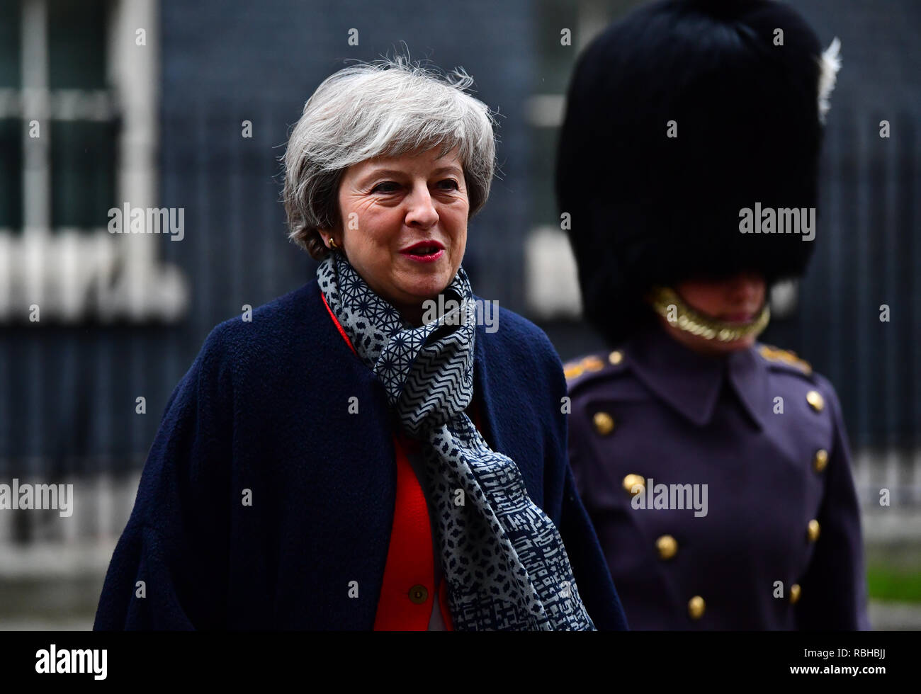 Premier ministre Theresa peut quitter Downing Street, Londres, pour la garde d'honneur au ministère des Affaires étrangères et du Commonwealth pour le premier ministre japonais Shinzo Abe. Banque D'Images