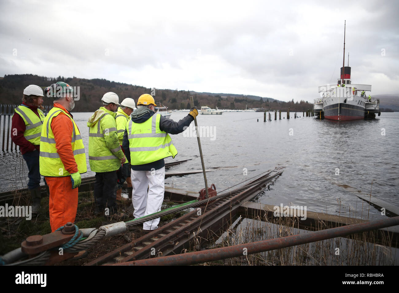 Le travail est effectué avant que la femme de chambre du Loch avant l 'historique de la' viscocouplage paquebot est transportée hors de l'eau par le winchhouse et original sur la vapeur, Balloch Balloch de halage. Banque D'Images