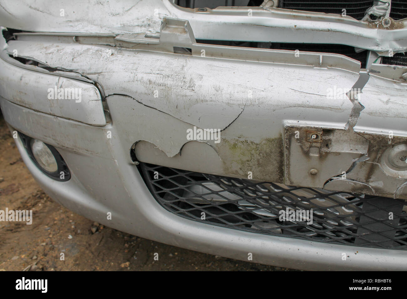 Accident de voiture ; le travail corporel et des projecteurs et dommages après un véhicule/auto collision. Banque D'Images