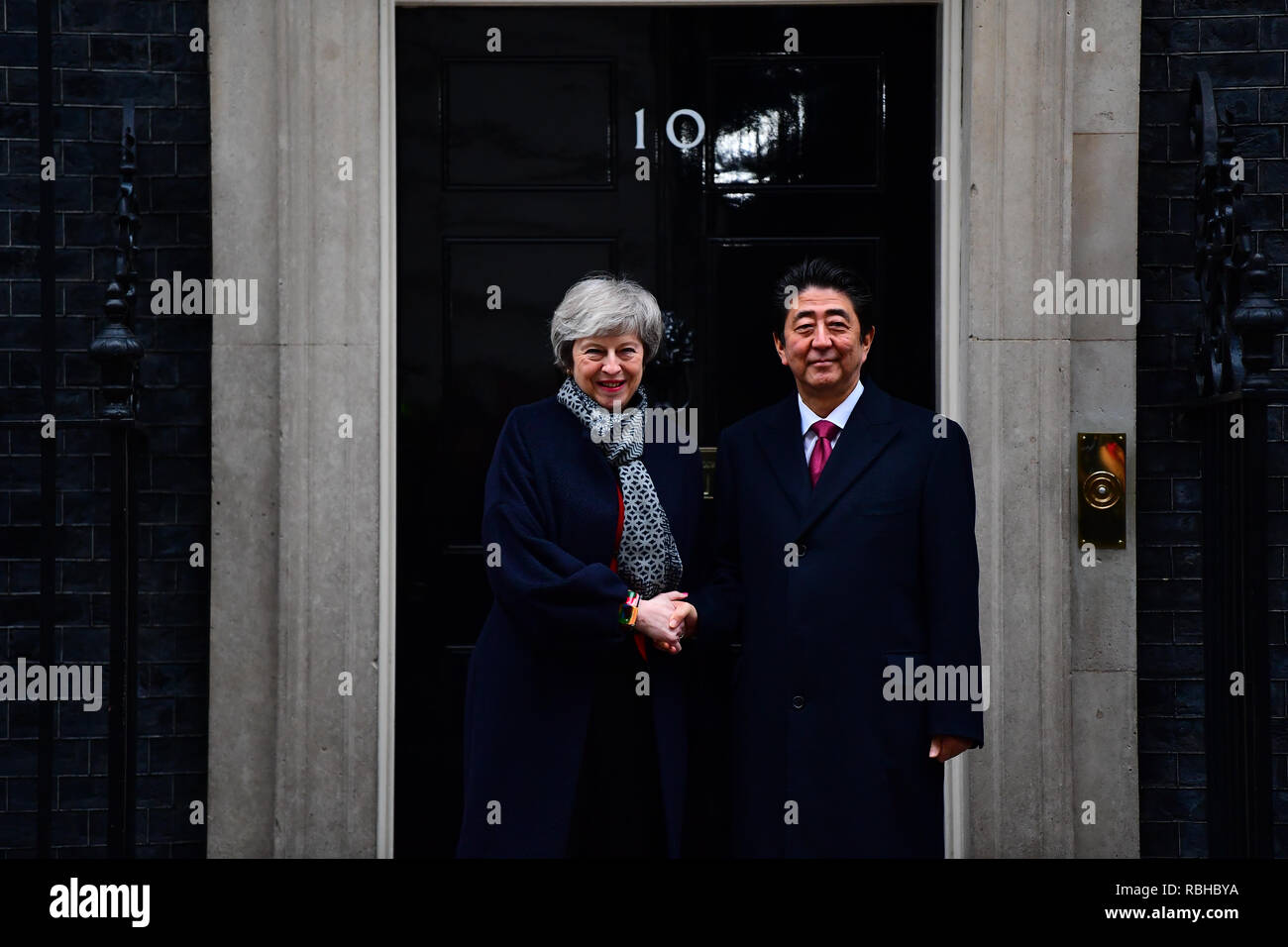 Premier ministre Theresa peut accueille le Premier ministre japonais Shinzo Abe en dehors de 10 Downing Street, Londres la veille d'une réunion bilatérale. Banque D'Images