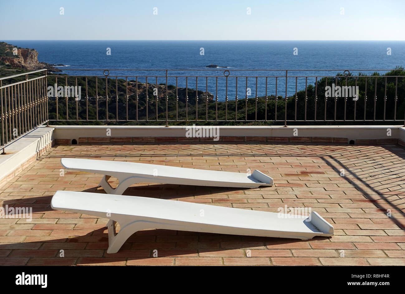 Deux chaises en plastique blanc sur une terrasse Banque D'Images