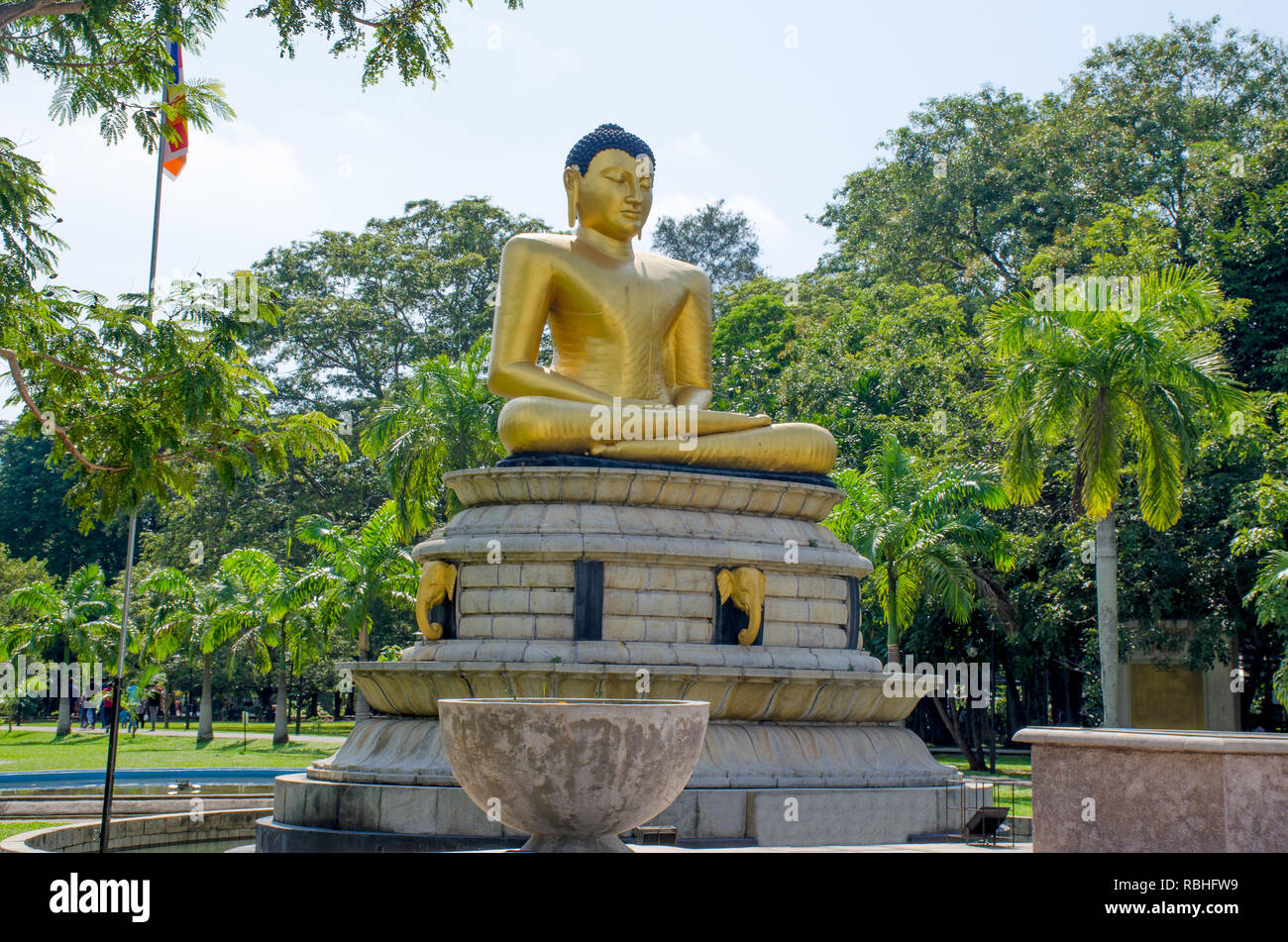 Statue du Bouddha dans le parc Viharamahadevi Colombo Sri Lanka Banque D'Images