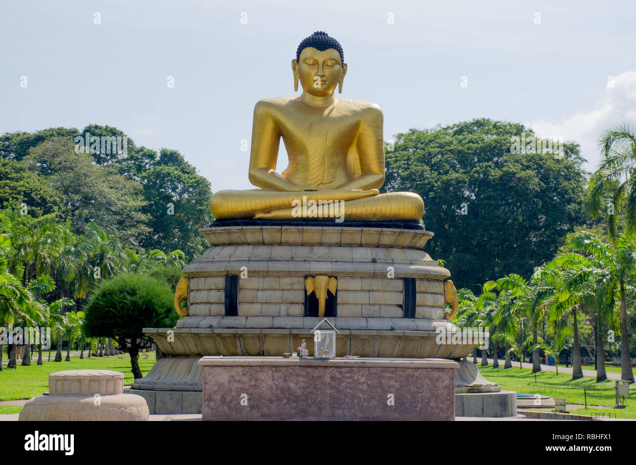 Statue du Bouddha dans le parc Viharamahadevi Colombo Sri Lanka Banque D'Images