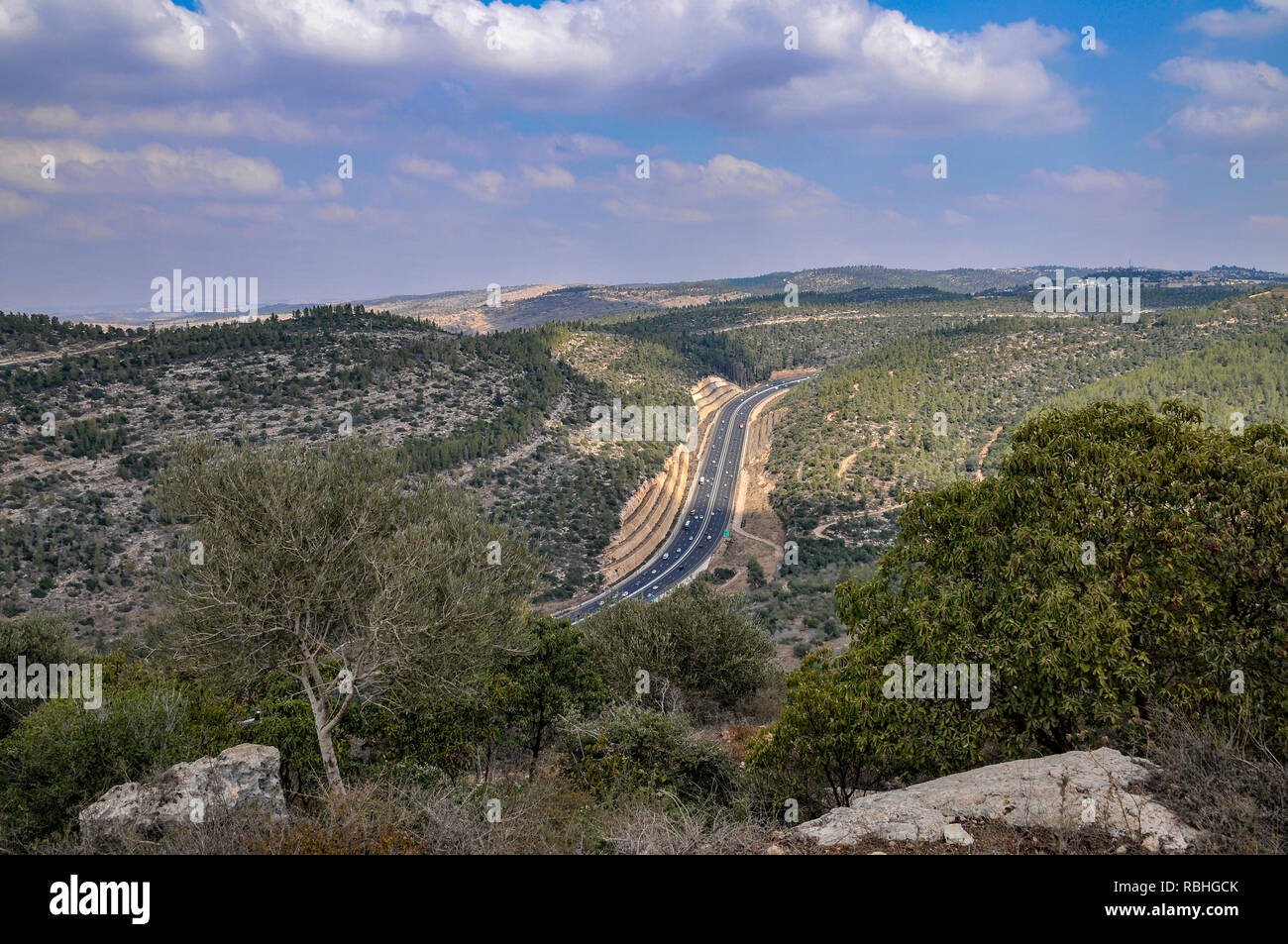 Israël, Montagnes de Judée, Hakedoshim (forêt des Martyrs) à la périphérie de Jérusalem il surplombe l'autoroute à Jérusalem Banque D'Images