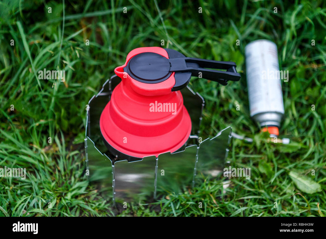 Fodable camping électrique avec de l'eau bouillante sur les repas. Banque D'Images