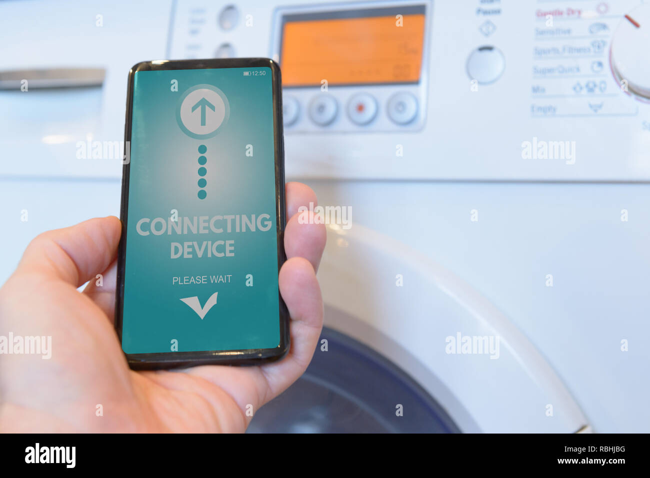 Connexion d'un lave-linge avec smart phone. Smart home et Internet des Objets concept ITO Banque D'Images