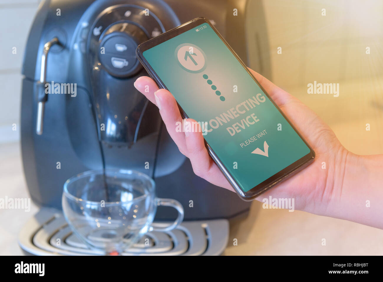 La connexion machine à café avec smart phone. Smart home et Internet des Objets concept ITO Banque D'Images