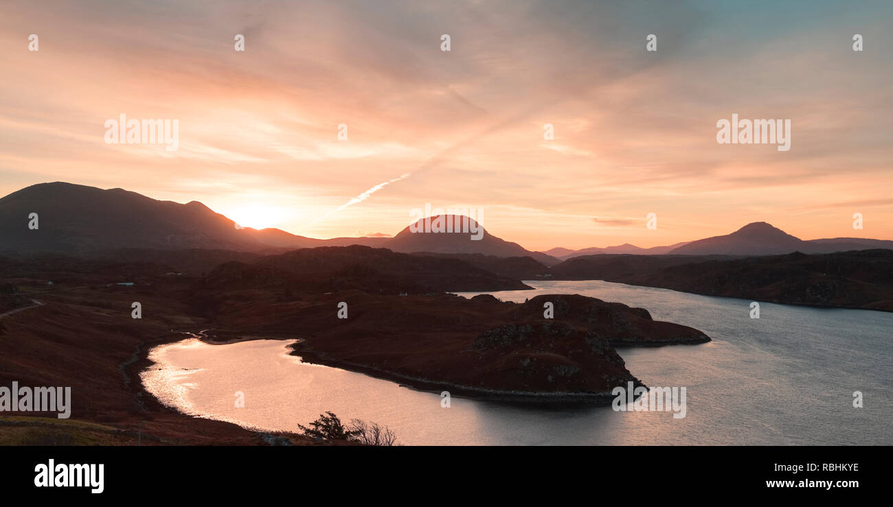 Lever du soleil sur le Loch Inchard, Sutherland Banque D'Images