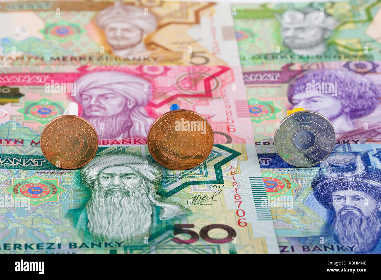 Le Turkménistan Tenge de pièces sur l'arrière-plan des billets Banque D'Images