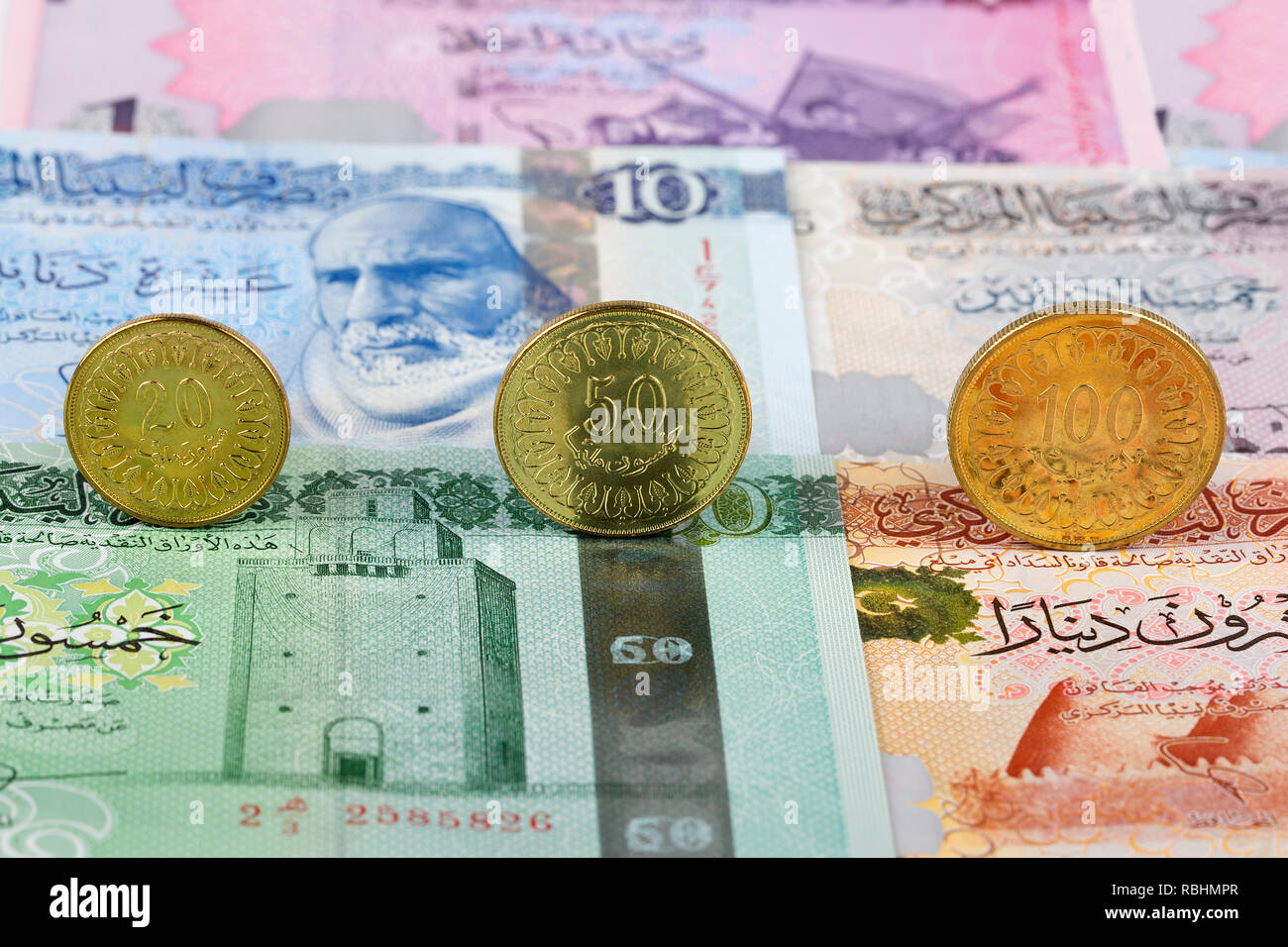 Monnaie Dinar tunisien sur l'arrière-plan des billets Banque D'Images