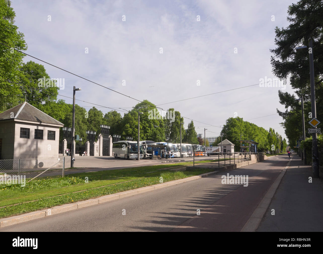 Tourisme à l'entrée du parc de sculptures de Vigeland dans Kirkeveien avenue dans le quartier Frogner d'Oslo Norvège Banque D'Images