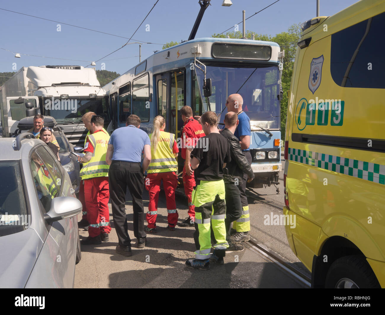 Accident de la circulation, les camions d'entrer dans le chemin d'un tramway lourd, les services d'urgence au travail, Oslo Norvège Banque D'Images