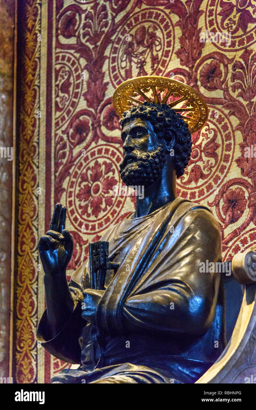 Cité du Vatican, Cité du Vatican - Octobre 05, 2018 : statue en bronze de Saint Pierre attribué à Arnolfo di Cambio. Intérieur de la Basilique Saint Pierre Banque D'Images
