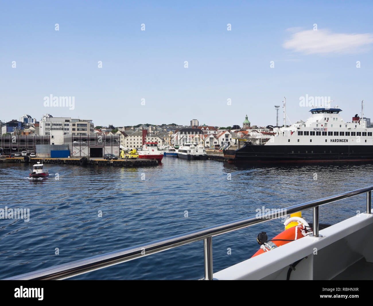 Entrant dans le port dans la ville norvégienne de Stavanger par la mer du Nord, car-ferry et les services d'incendie le Vekteren en bateau le long du quai Banque D'Images
