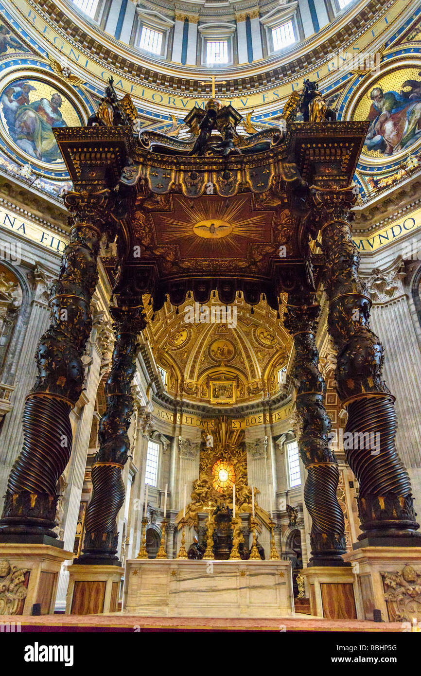 Cité du Vatican, Cité du Vatican - Octobre 05, 2018 : autel avec du Bernini baldacchino. Intérieur de la Basilique Saint Pierre Banque D'Images