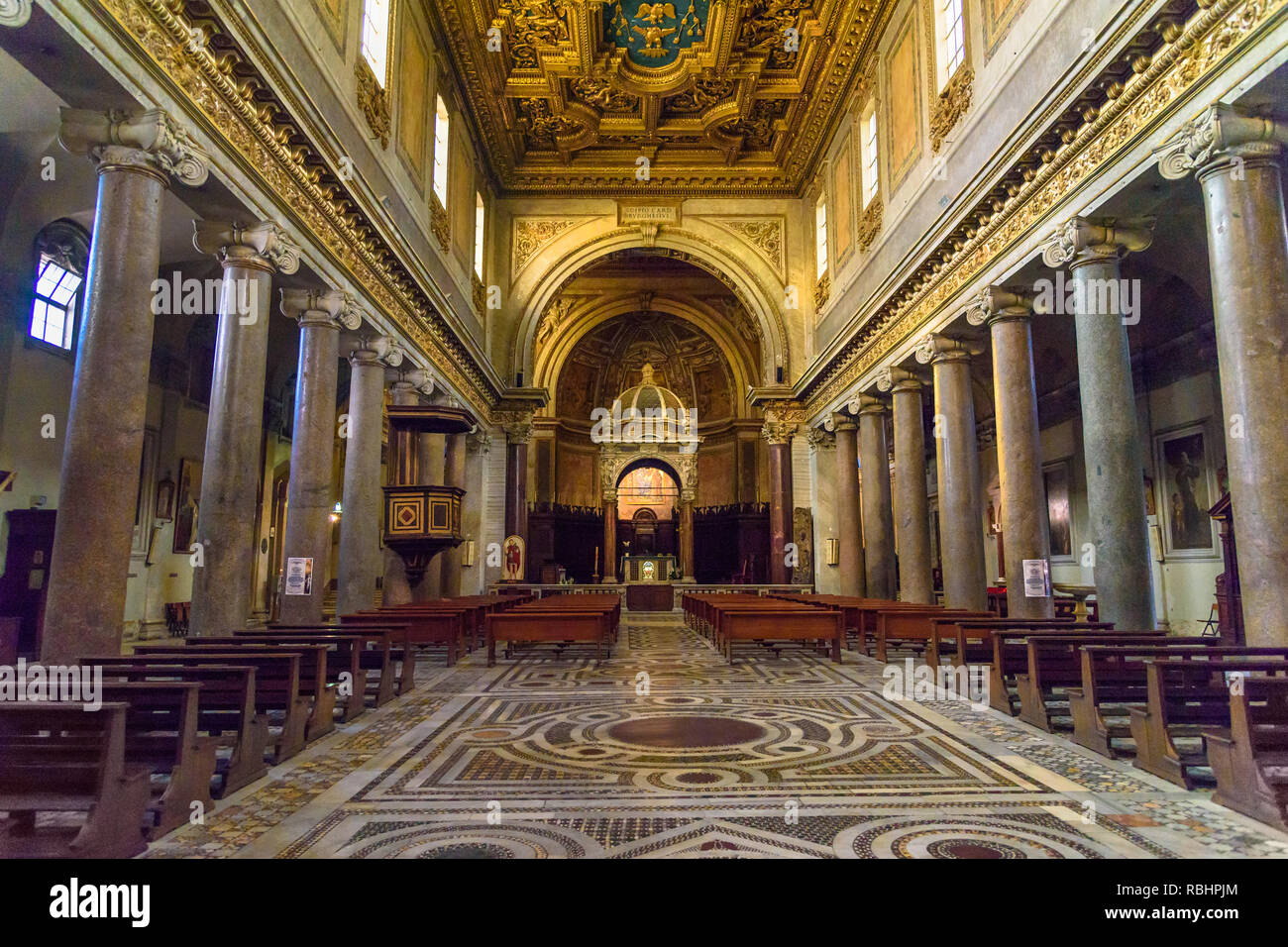 Rome, Italie - 05 octobre 2018 : l'intérieur de la Basilique di San Crisogono Trastevere est à l'église Banque D'Images