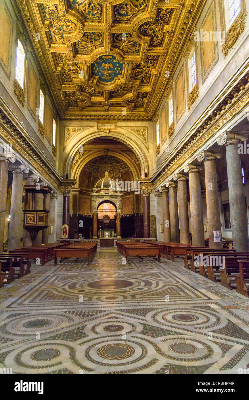 Rome, Italie - 05 octobre 2018 : l'intérieur de la Basilique di San Crisogono Trastevere est à l'église Banque D'Images