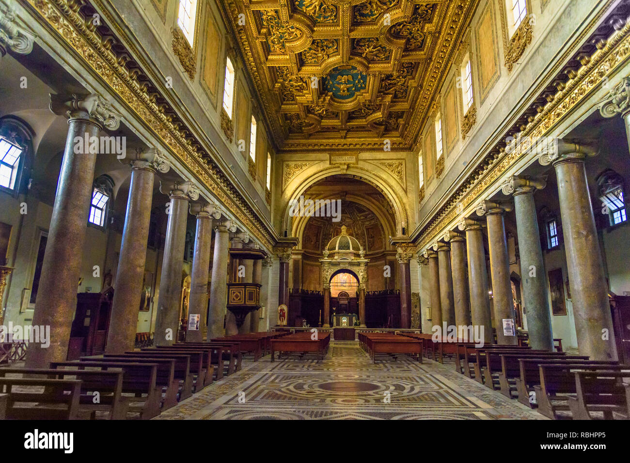 Rome, Italie - 05 octobre 2018 : l'intérieur de la Basilique di San Crisogono Trastevere est à l'église Banque D'Images
