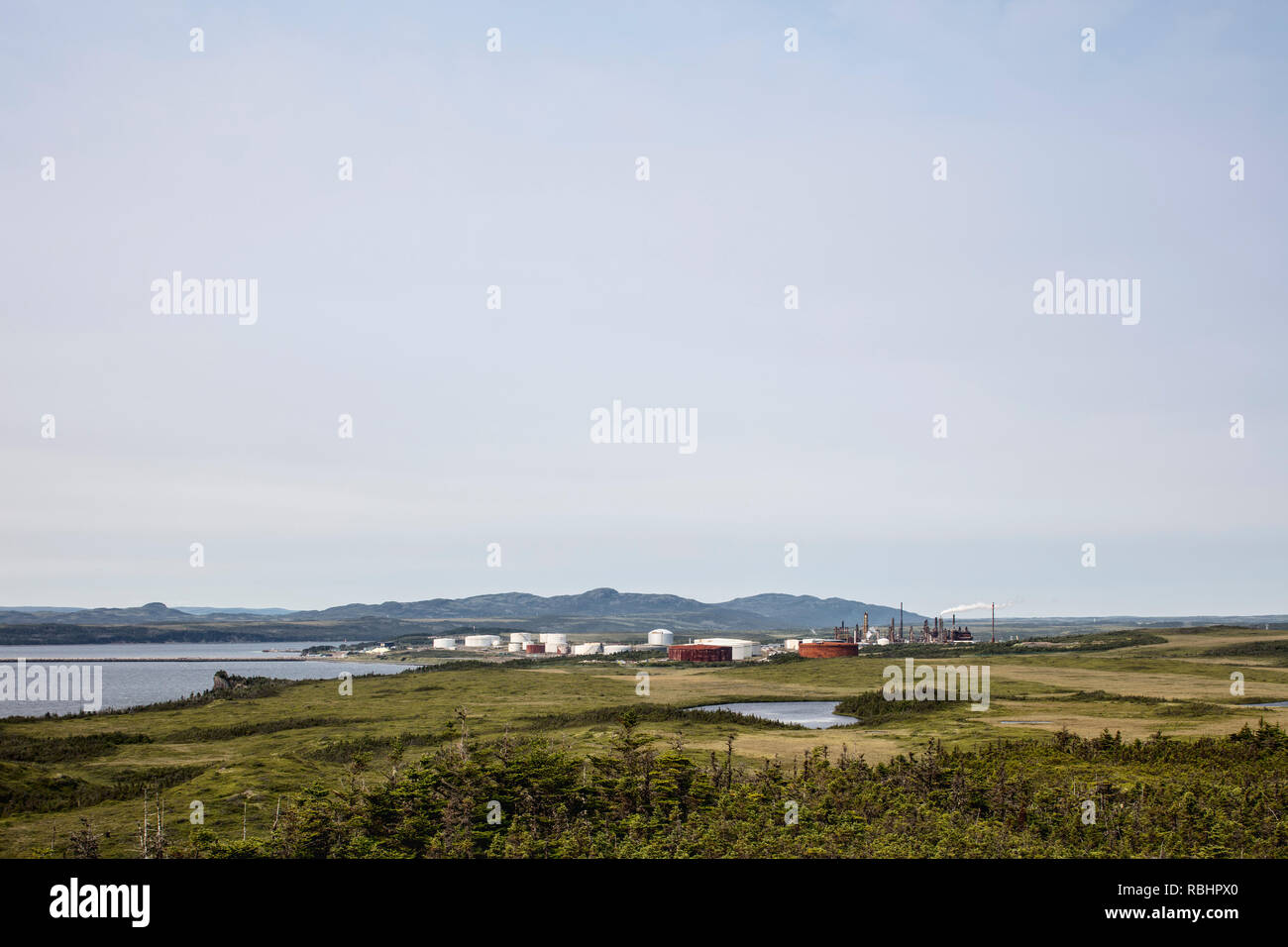 Venez PAR HASARD / ARNOLD'S COVE, Terre-Neuve, Canada - le 13 août 2018 : la raffinerie de pétrole de l'Atlantique Nord à l'extérieur des villes de Come By Chance et Arnold Banque D'Images