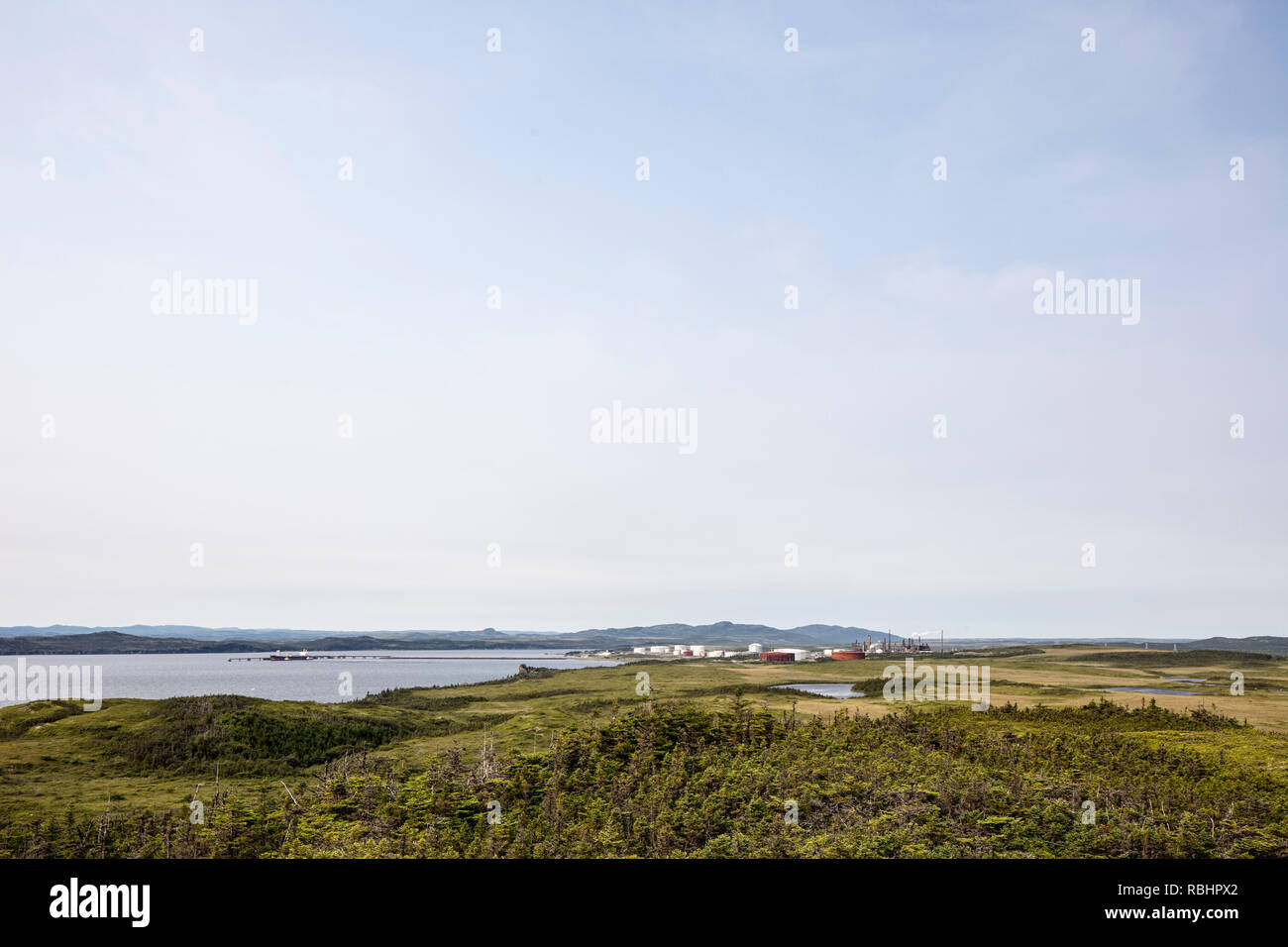 Venez PAR HASARD / ARNOLD'S COVE, Terre-Neuve, Canada - le 13 août 2018 : la raffinerie de pétrole de l'Atlantique Nord à l'extérieur des villes de Come By Chance et Arnold Banque D'Images