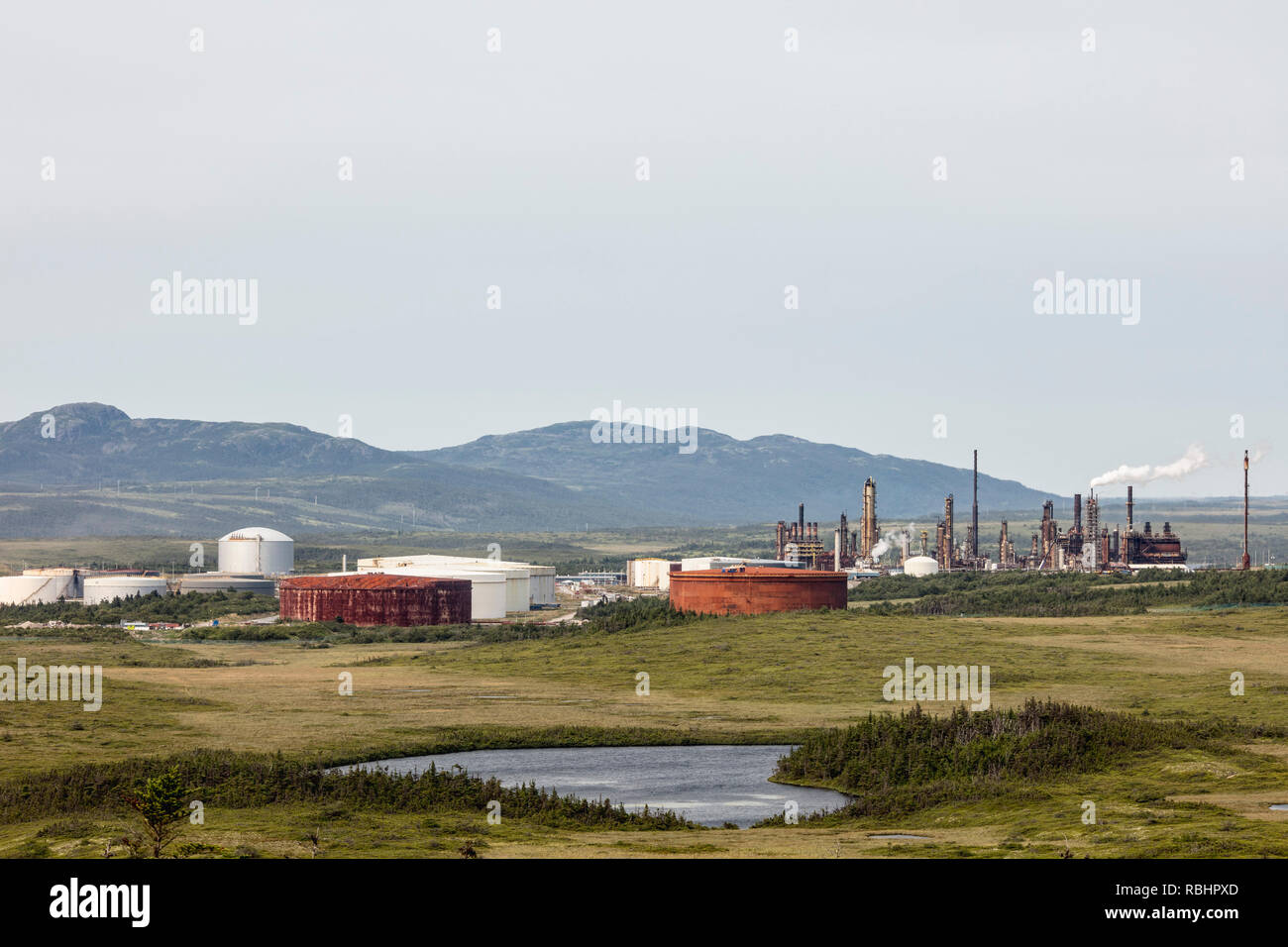 Venez PAR HASARD / ARNOLD'S COVE, Terre-Neuve, Canada - le 13 août 2018 : la raffinerie de pétrole de l'Atlantique Nord à l'extérieur des villes de Come By Chance et Arnold Banque D'Images