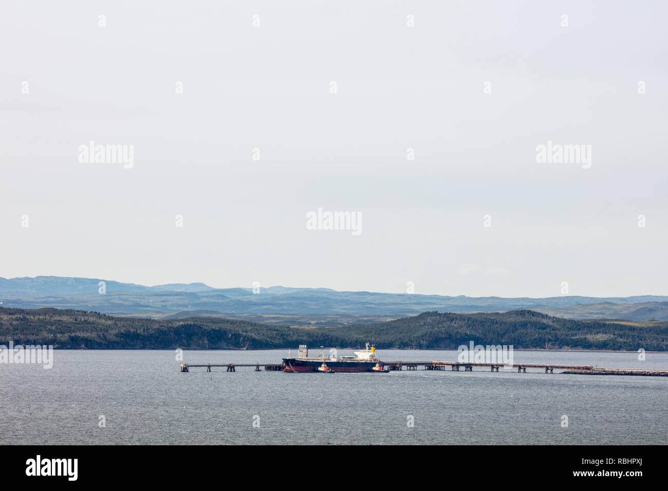 Venez PAR HASARD / ARNOLD'S COVE, Terre-Neuve, Canada - le 13 août 2018 : un navire de la rive de l'Atlantique Nord de la raffinerie de pétrole à l'extérieur des villes de Banque D'Images
