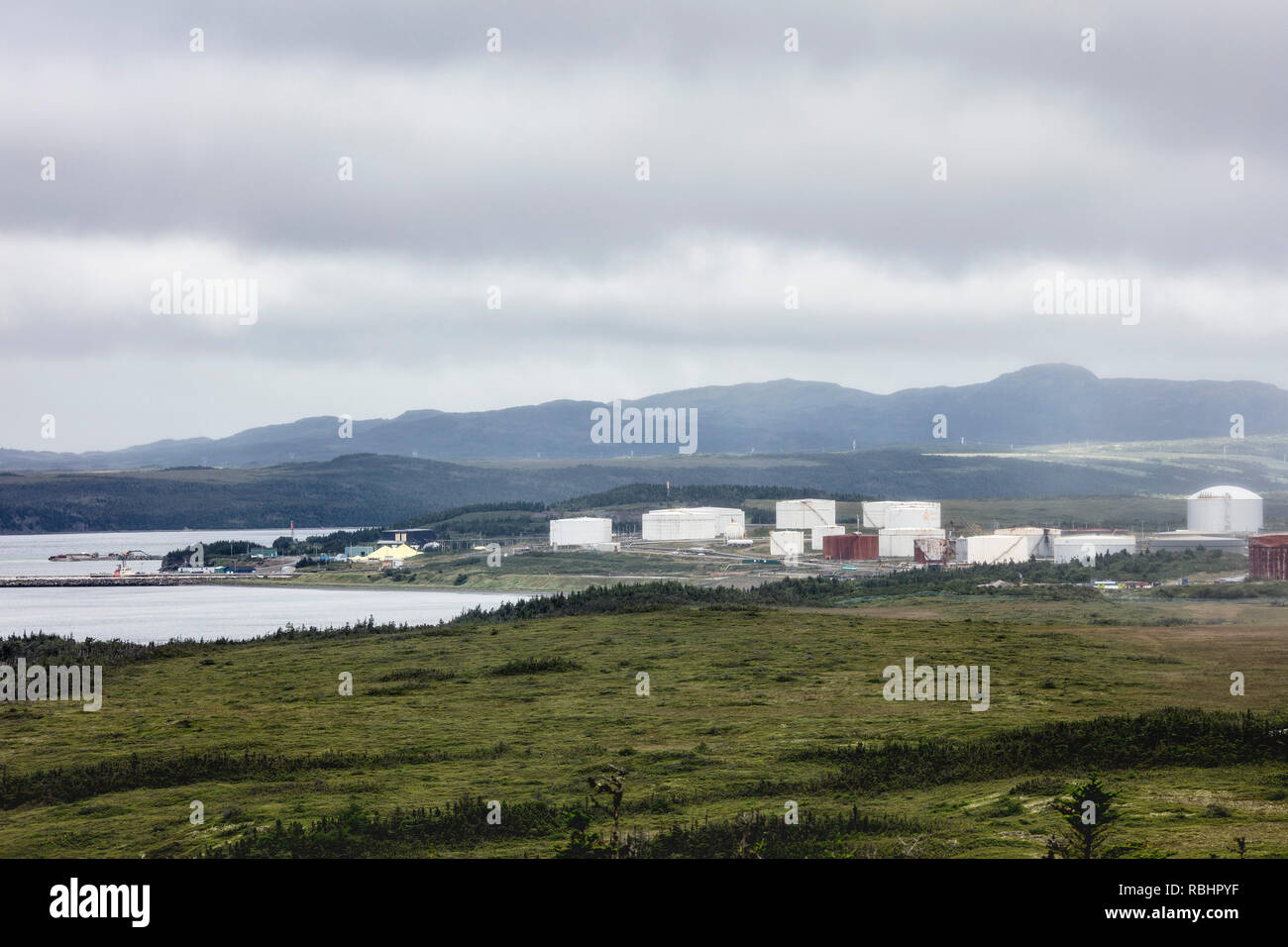 Venez PAR HASARD / ARNOLD'S COVE, Terre-Neuve, Canada - le 17 août 2018 : la raffinerie de pétrole de l'Atlantique Nord à l'extérieur des villes de Come By Chance et Arnold Banque D'Images