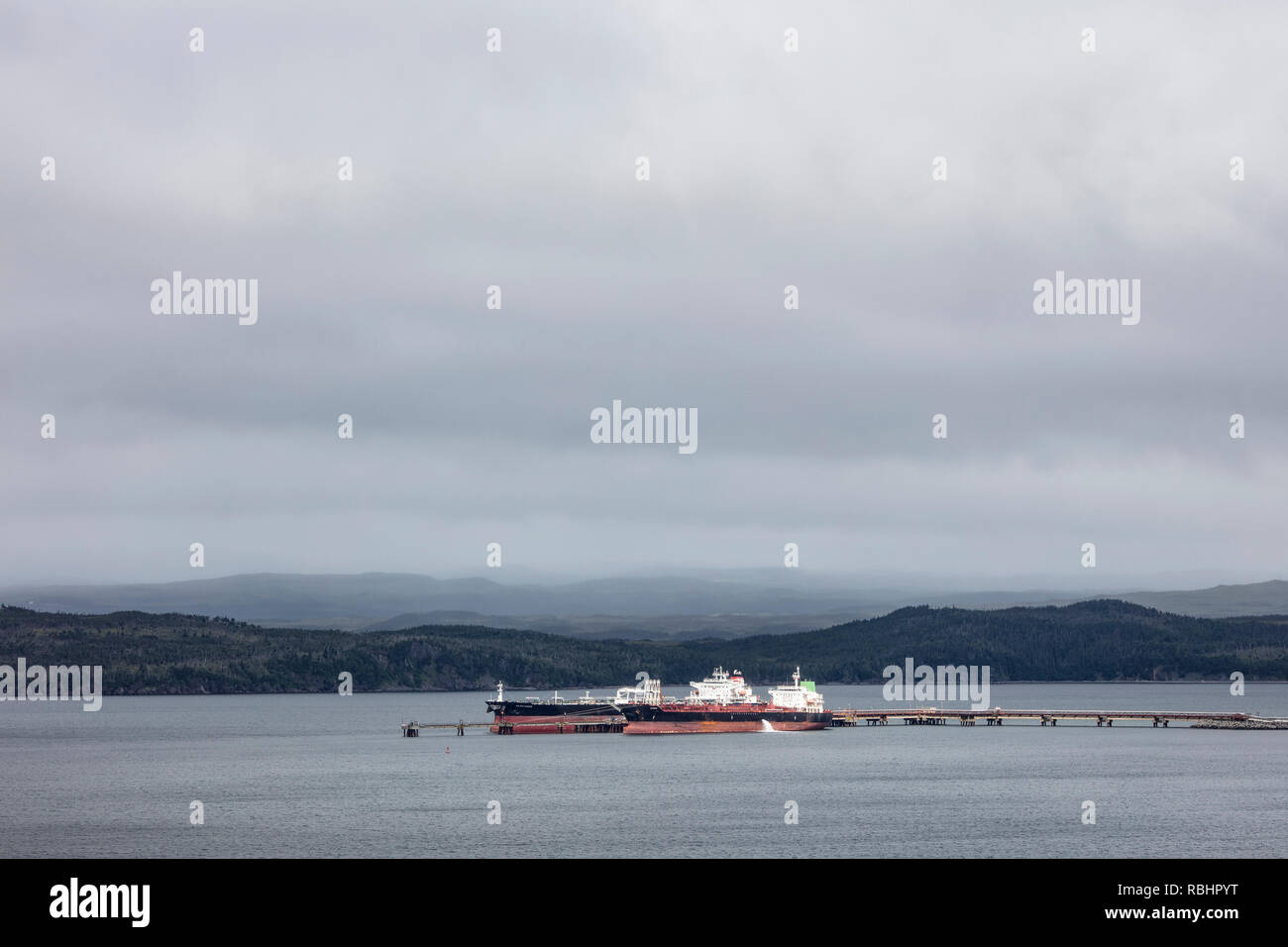 Venez PAR HASARD / ARNOLD'S COVE, Terre-Neuve, Canada - le 17 août 2018 : la raffinerie de pétrole de l'Atlantique Nord à l'extérieur des villes de Come By Chance et Arnold Banque D'Images