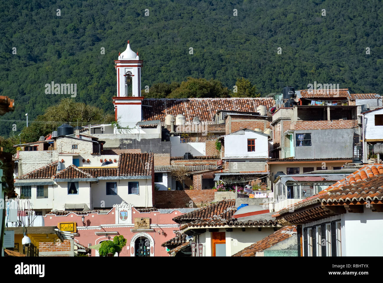 Vue urbaine avec Templo Santo Domingo, San Cristobal de las Casas, Chiapas, Mexique Banque D'Images Vue urbaine avec Templo Santo Domingo, San Cristobal de las Casas, Chiapas, Mexique Banque D'Images