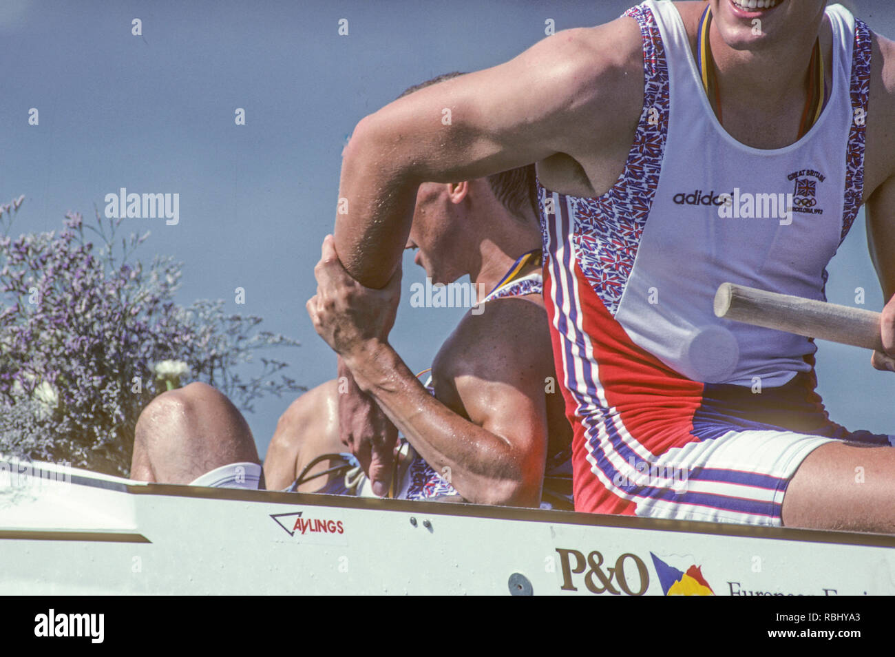 Barcelone, Espagne. Médaillée d'or, GBR M2 +, Bow Jonny Searle et Greg Searle avec Cox, Gary HERBERT. Célébrer sur les prix dock. 1992 Jeux Olympiques d'Aviron lac Banyoles, Catalogne [crédit obligatoire Peter Spurrier/ Intersport Images] dernière paire de pointe avec barreur hommes couru aux Jeux Olympiques, Banque D'Images