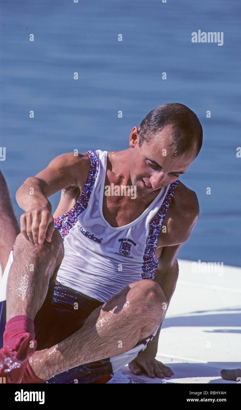 Barcelone, Espagne. Médaillée d'or, GBR M2 +, Bow Jonny Searle et Greg Searle avec Cox, Gary HERBERT. Célébrer sur les prix dock. 1992 Jeux Olympiques d'Aviron lac Banyoles, Catalogne [crédit obligatoire Peter Spurrier/ Intersport Images] dernière paire de pointe avec barreur hommes couru aux Jeux Olympiques, Banque D'Images