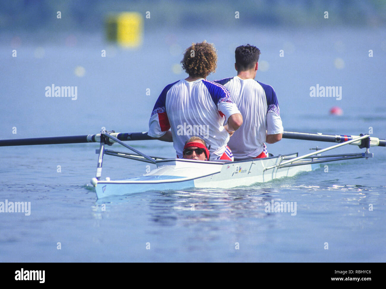 Barcelone, Espagne. Médaillée d'or, GBR M2 +, Bow Jonny Searle et Greg Searle avec Cox, Gary HERBERT. Célébrer sur les prix dock. 1992 Jeux Olympiques d'Aviron lac Banyoles, Catalogne [crédit obligatoire Peter Spurrier/ Intersport Images] dernière paire de pointe avec barreur hommes couru aux Jeux Olympiques, Banque D'Images