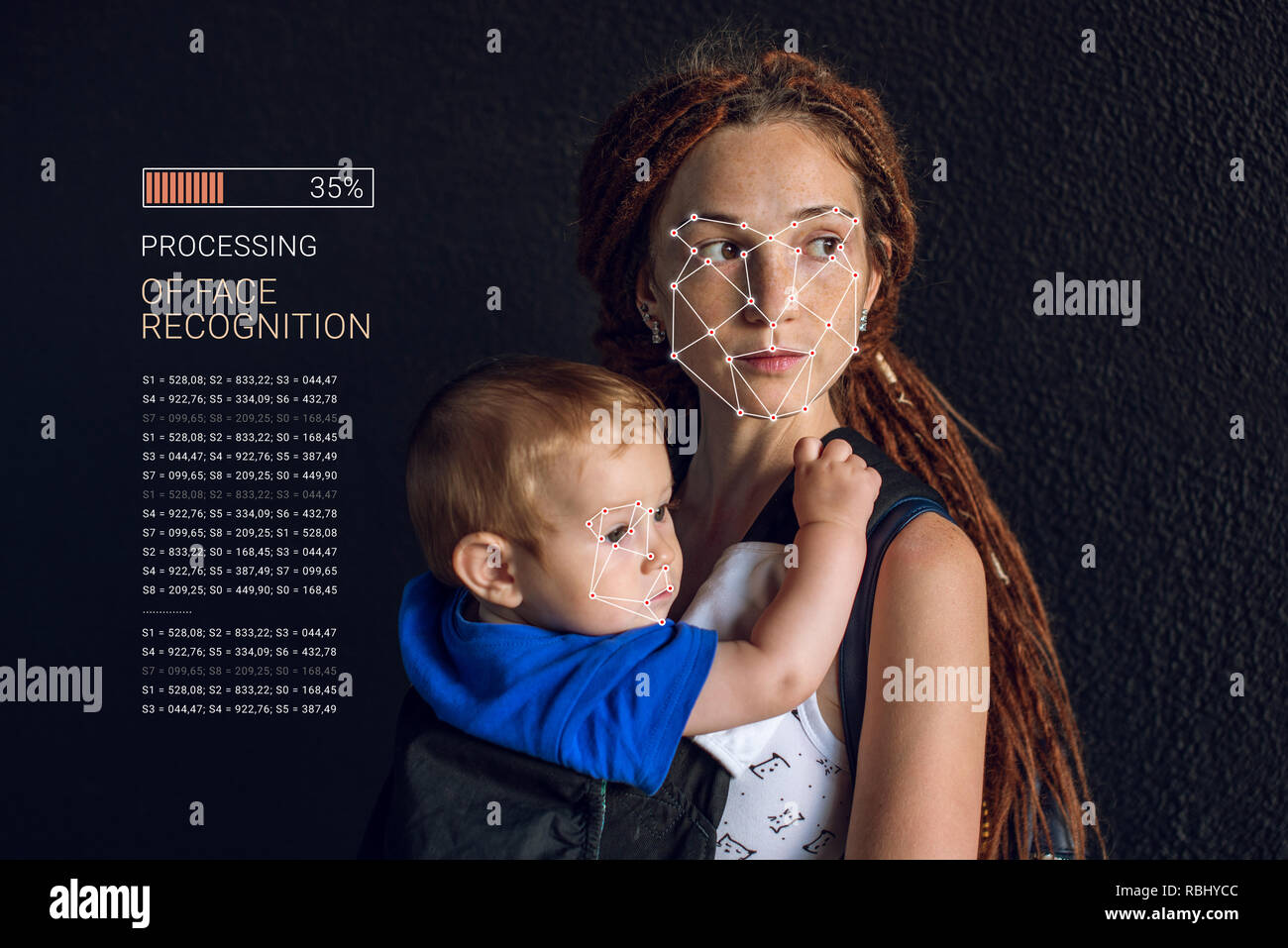 La vérification biométrique. Jeune femme moderne avec un enfant. Le concept d'une nouvelle technologie de reconnaissance de visage sur grille polygonale est construite par la p Banque D'Images