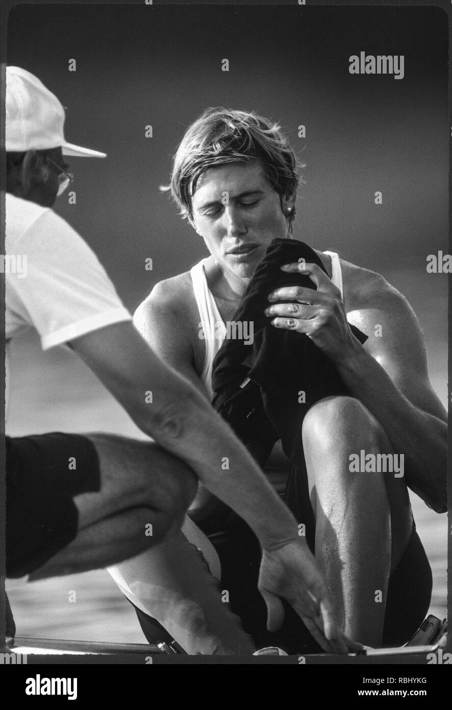 Jeux Olympiques de Barcelone 1992 Régate olympique - lac Banyoles POUVEZ W1X. Silken Laumann sur awards dock. ; avec la jambe bandée, après une collision avec un autre bateau à un plus European Regatta, {crédit obligatoire : © Peter Spurrier/Intersport Images] Banque D'Images