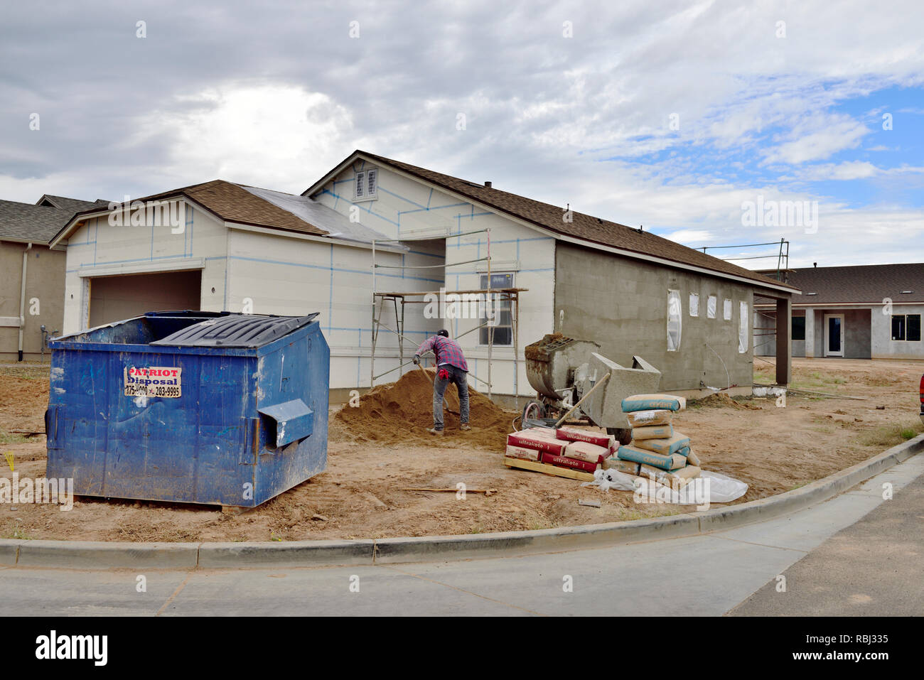 Maison d'habitation à la construction, le rendu en stuc coat partiellement achevé, des maisons rapidement mené dans la nouvelle subdivision, Arizona, USA Banque D'Images