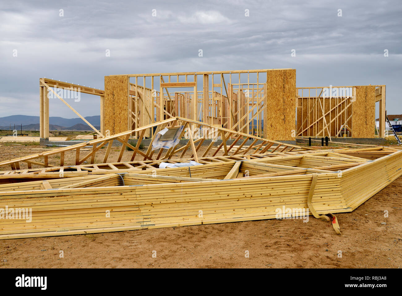 Maison d'habitation à la construction d'praticables de toit prêt à poser sur murs bois Banque D'Images Maison d'habitation à la construction d'praticables de toit prêt à poser sur murs bois Banque D'Images