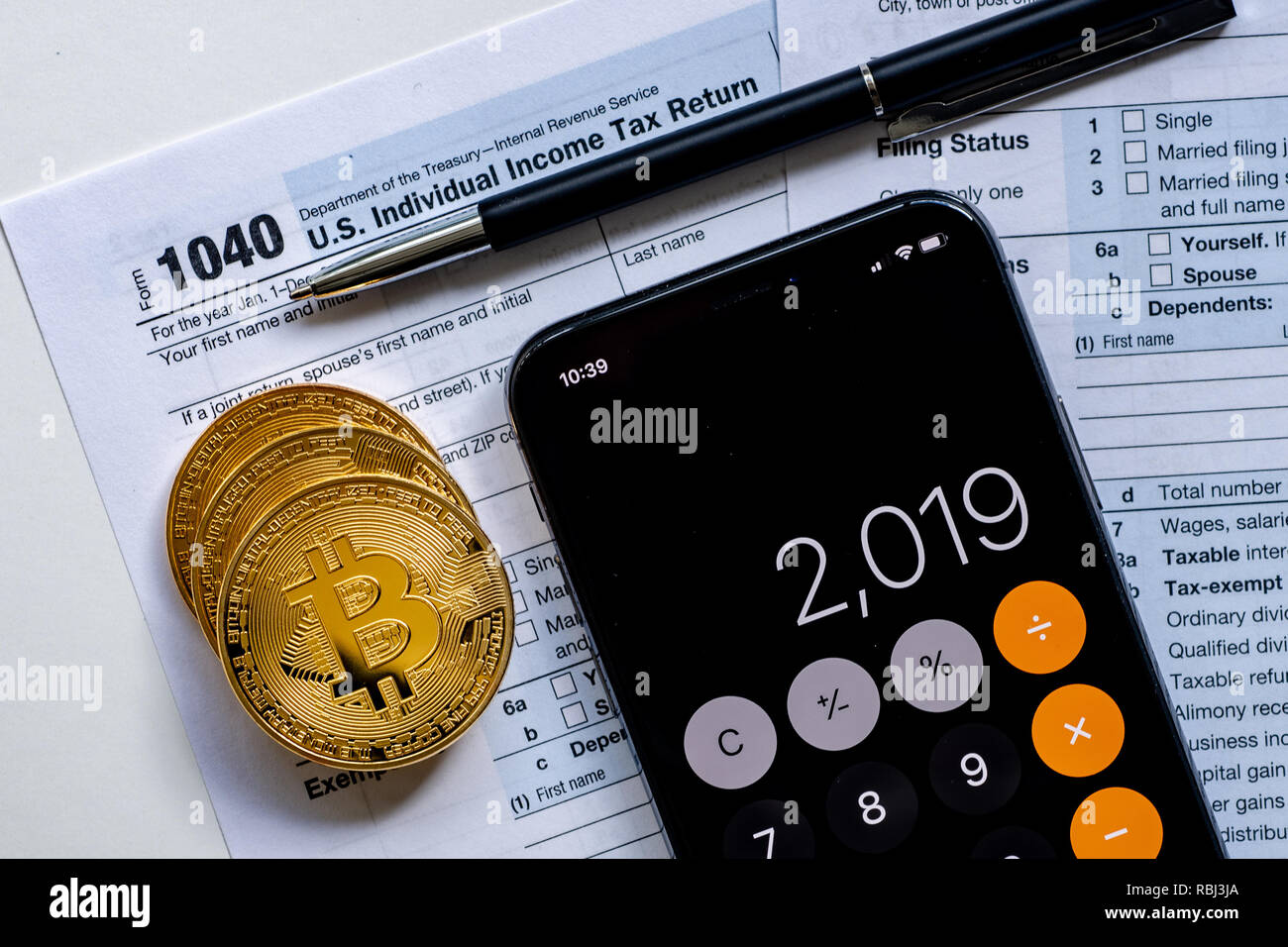 1040 IRS formulaire fiscal utilisé pour calculer un gain ou une perte en  capital pour l'échange de bitcoin Photo Stock - Alamy