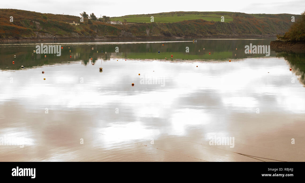Petit bateau de pêche de quitter port sur une mer calme. Castletownshend, West Cork, Irlande Banque D'Images