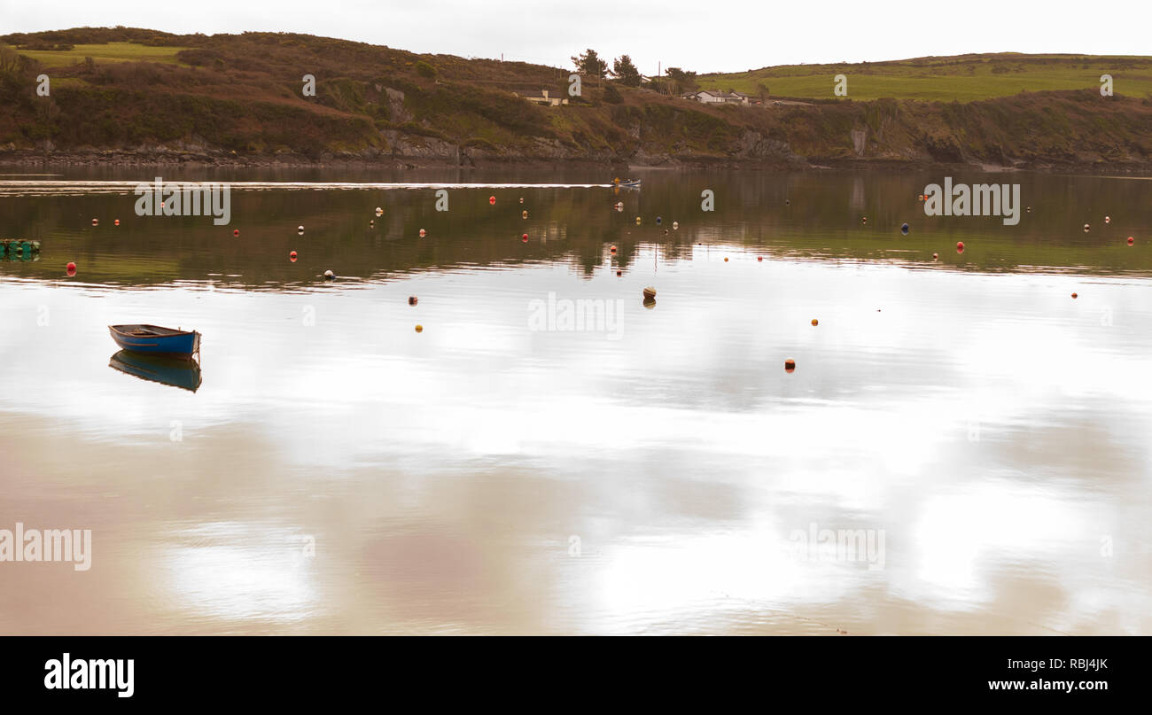 Petit bateau de pêche de quitter port sur une mer calme. Castletownshend, West Cork, Irlande Banque D'Images