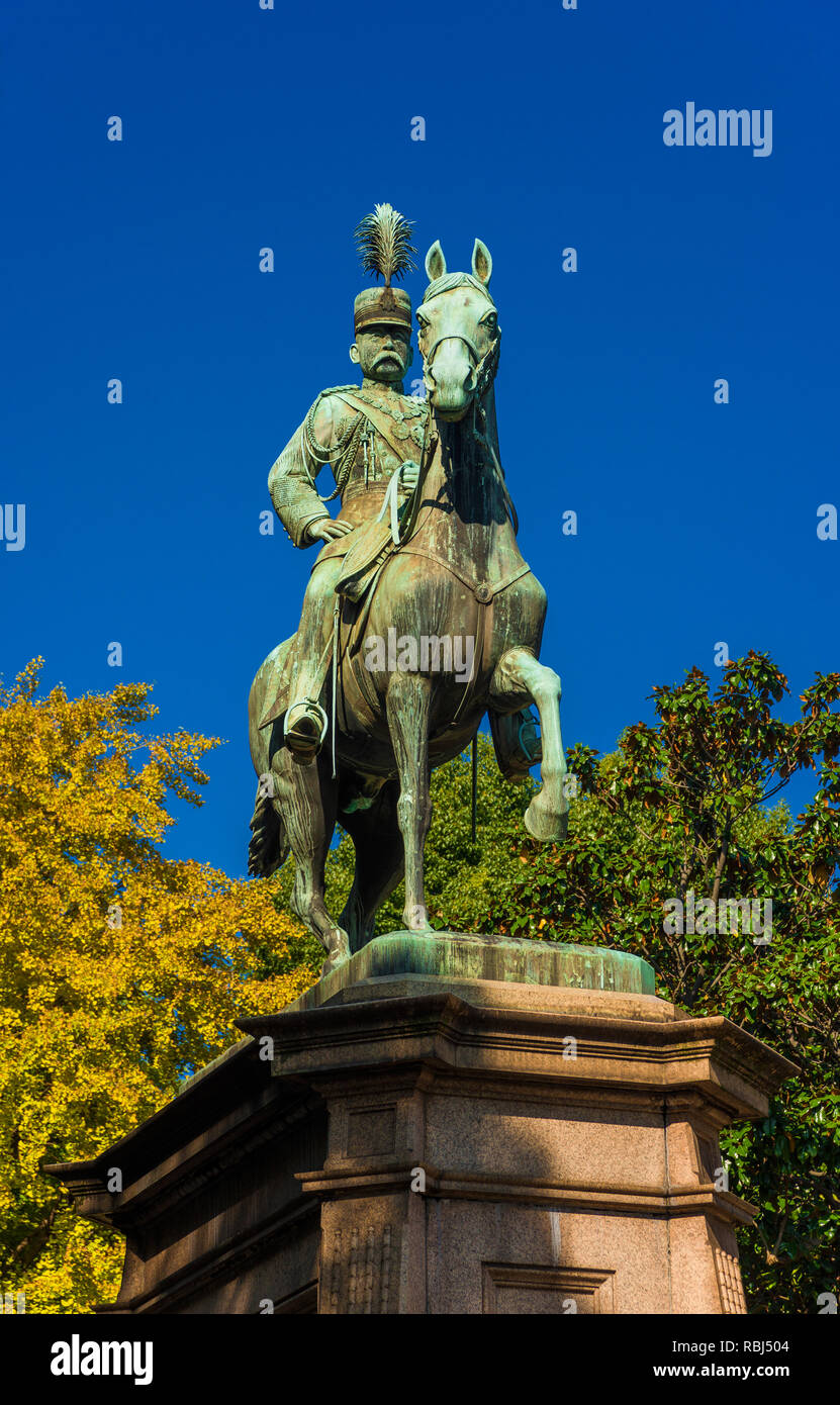 Le Prince Komatsu Akihito, général de l'Armée impériale japonaise à l'ère Meiji. Statue en bronze, érigée en 1912 dans le parc Ueno Banque D'Images