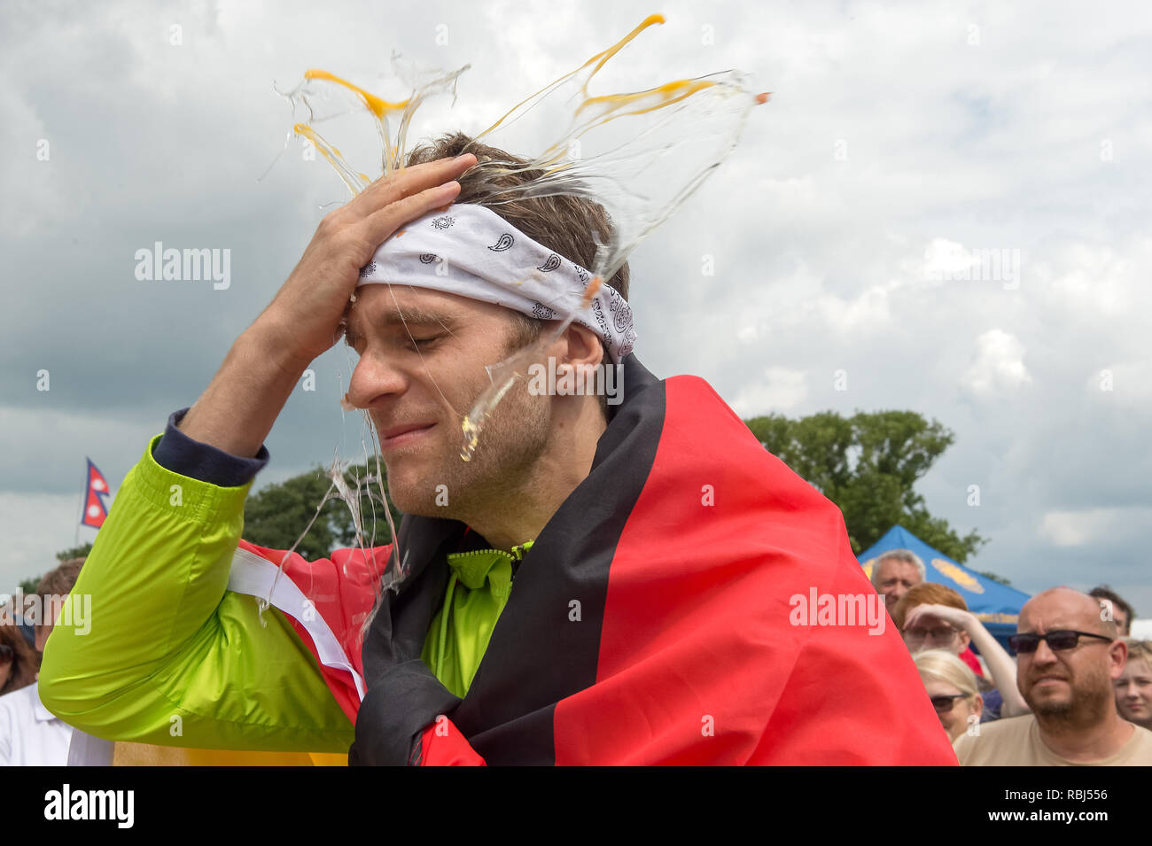 Participant de jouer à la roulette russe avec des oeufs au monde jeter des oeufs, Swaton Championnats Kermesse, Lincolnshire, Royaume-Uni Banque D'Images