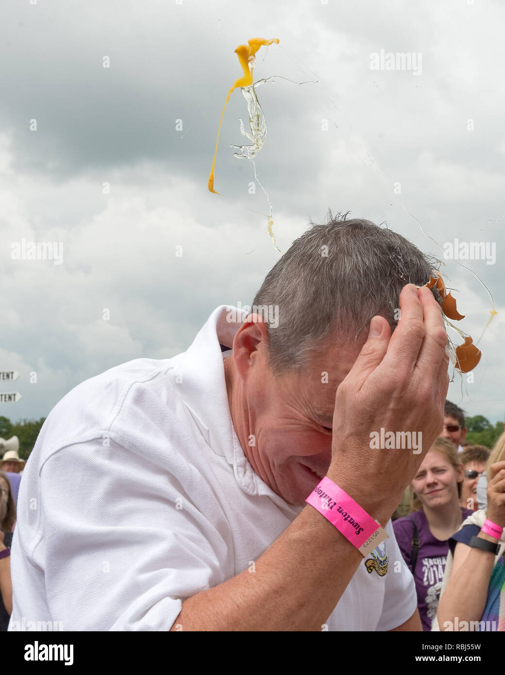 Participant de jouer à la roulette russe avec des oeufs au monde jeter des oeufs, Swaton Championnats Kermesse, Lincolnshire, Royaume-Uni Banque D'Images